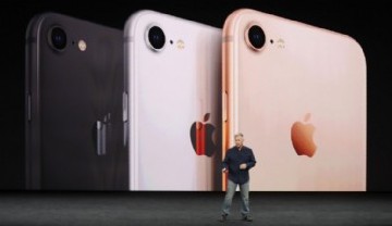 Los nuevos colores del iPhone 8, en la presentación de Phil Schiller foto: Reuters