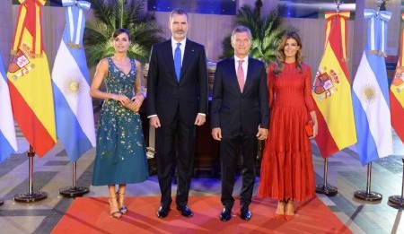 La foto oficial protocolar de los mandatarios de ambas naciones. Es la primera vez que Felipe y Letizia visitan el país como reyes y la primera visita de Estado de España a la Argentina en más de 30 años.