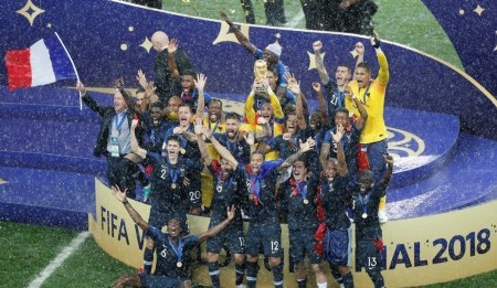 Jugadores de Francia celebran la victoria con la copa del mundo.(AP Photo/Frank Augstein