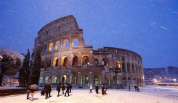 El Coliseo cubierto de nieve (REUTERS/Remo Casilli)