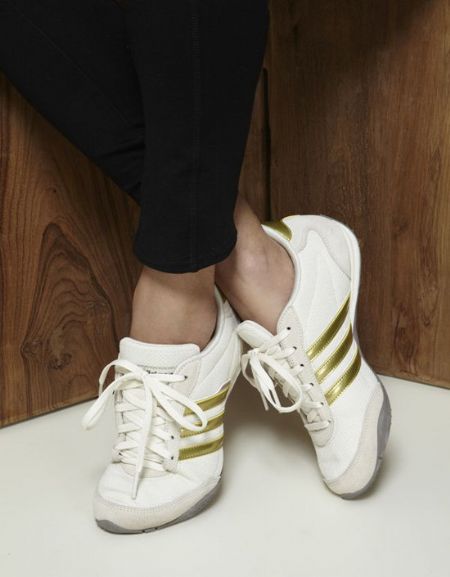 Este vestido a cuadros de Oysho queda genial con zapatillas para el  entretiempo
