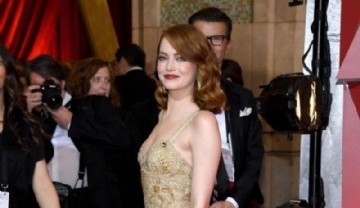 Emma Stone  impulsora del look sexy chic con un diseño de Givenchy  (Photo by Kevork Djansezian/Getty Images)