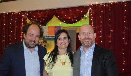 Con los talentosos diseñadores amigos Juan Shakespear y Lorenzo Shakespear en el evento en el Salón Roma La Plata. Foto Dopler Todos los derechos reservados