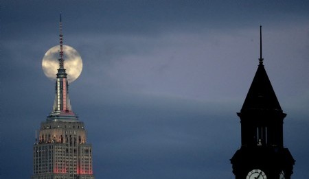 La superluna detrás del Empire State Building vista desde Jersey City, Nueva Jersey (AP Photo/Julio Cortez)