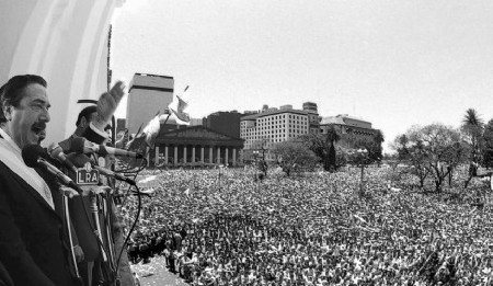 Raúl Alfonsín en el Cabildo el 10 de diciembre de 1983