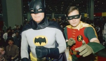 Adam West y Burt Ward en los trajes de Batman y Robin. AP