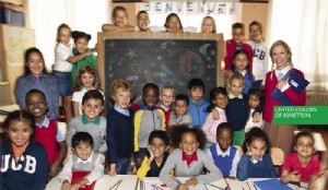 ?Una clase de veintiocho niños. De trece nacionalidades diferentes, procedentes de cuatro continentes. Sonrientes. Con el futuro ante ellos?