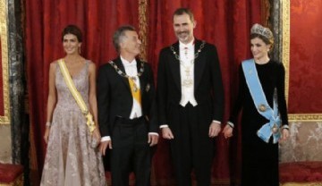 Los reyes Felipe y Letizia junto al presidente de la Argentina, Mauricio Macri (2i) y su esposa, Juliana Awada, posan antes de la cena de gala que los reyes ofrecen en su honor en el Palacio Real.