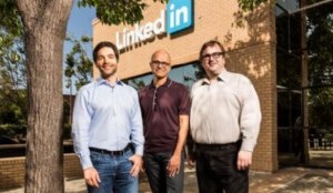 Satya Nadella (centro), CEO de Microsoft, junto a Jeff Weiner (izq, CEO de LinkedIn) y Reid Hoffman (fundador de LinkedIn, derecha).