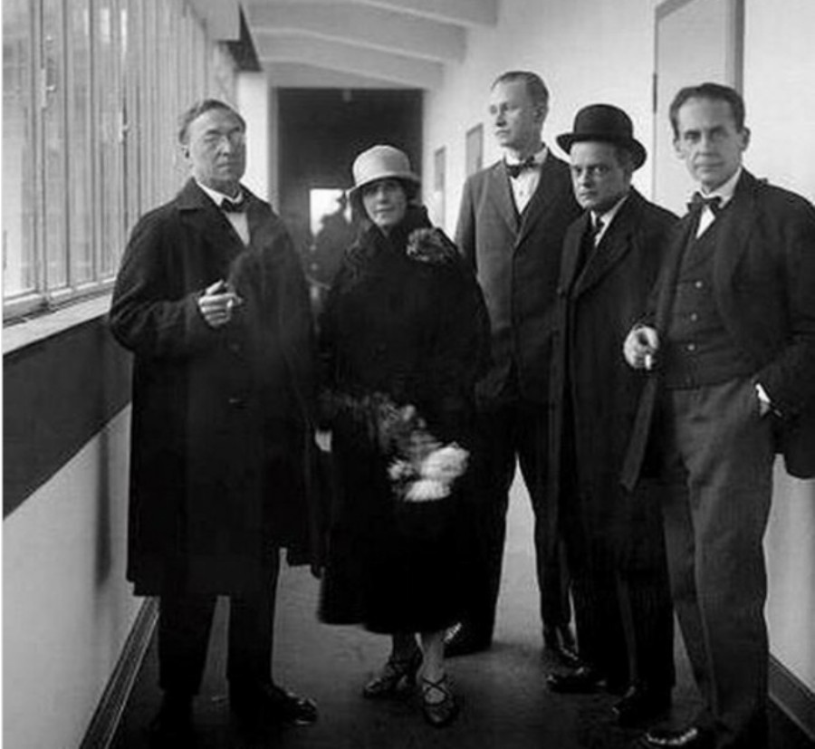 Inauguración de la nueva Bauhaus. Wassily Kandinsky, Nina Kandinsky, Georg Muche, Paul Klee, Walter Gropius, Germany, Dessau. Photo © Walter Obschonka, 1926.