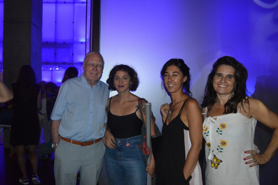 En la expo, DCV María , DCV Mariela de Dopler  y la DG Emilia de Cooperativa de Diseño, acompañadas por el diseñador Gui Bonsiepe .Foto: Dopler Agencia de Noticias de Diseño. Todos los derechos reservados.