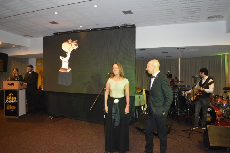Gabriela Mary esposa de Fontanarrosa presente en el evento con Osvaldo Palena organizador de FePI2016. Foto: Dopler Agencia de Noticias de Diseño. Todos los derechos reservados