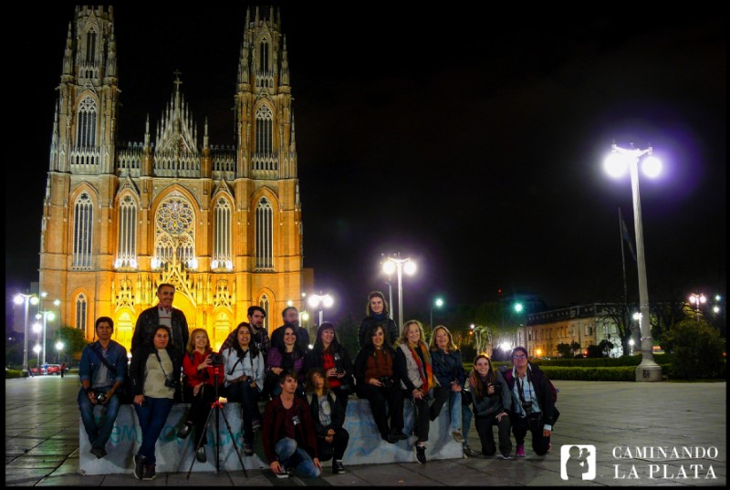 Integrantes de Dopler Agencia de Noticias de Diseño con el grupo de Caminando La Plata en una noche mágica