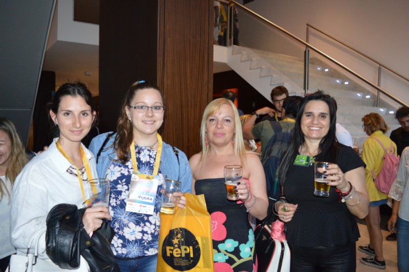 Alumnas que vinieron al Festival desde Córdoba con la Lic Jimena Cepeda y la Dra. Mariela Lopazzo en la presentación y lanzamiento de la nueva  Quilmes Clásica