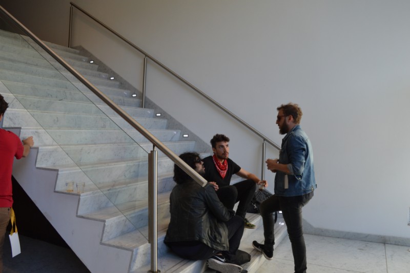 Conferencistas intercambiando ideas.