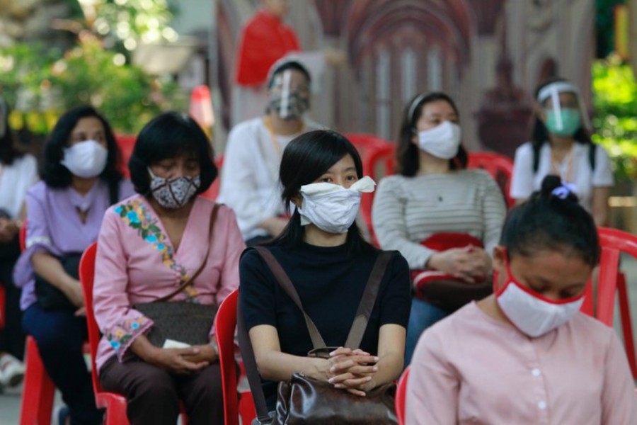 Elementos tan sencillos como un pañuelo de algodón plegado y una mascarilla de algodón cosida en la casa son eficaces para reducir el viaje de las partículas potencialmente infecciosas de 200 a 6 o 7,5 centímetros. (REUTERS/Ajeng Dinar Ulfiana)