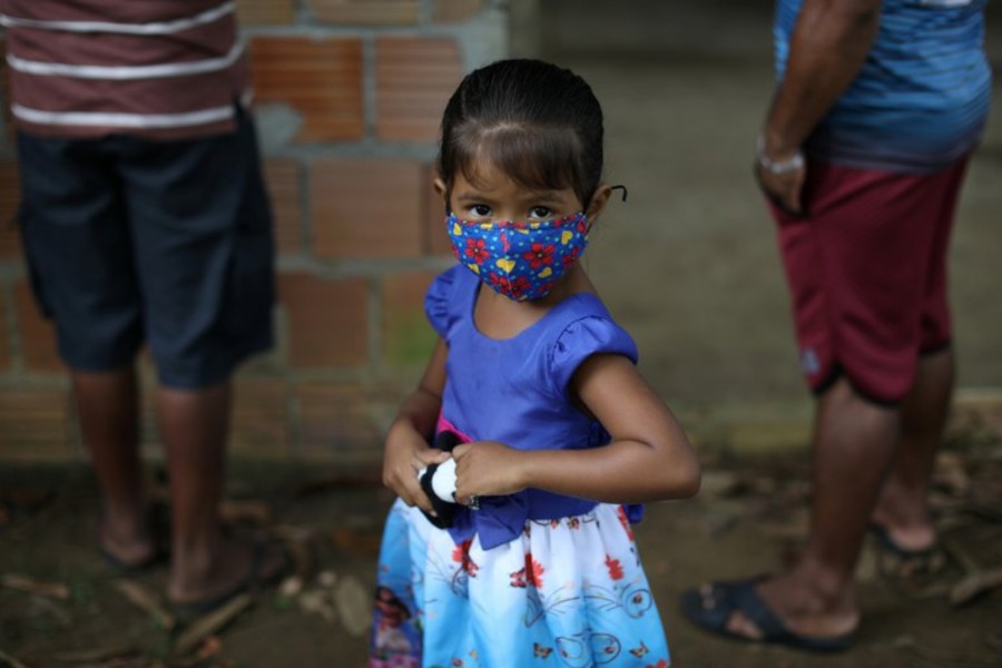 Sin tratamiento ni vacuna contra el COVID-19, medidas como el uso de máscaras, la distancia social y el lavado frecuente de manos son centrales para cortar la propagación. (REUTERS/Bruno Kelly)