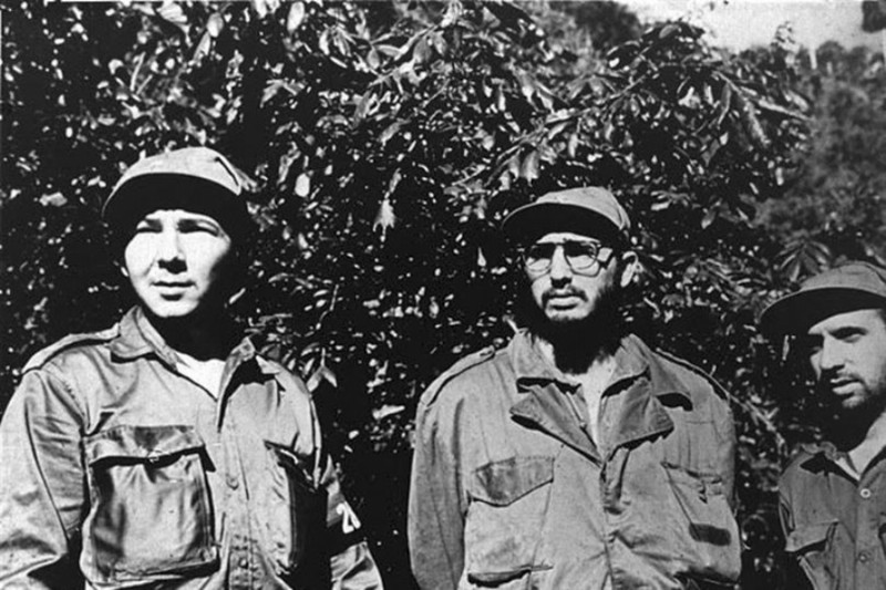Fotografía cedida que muestra al ex presidente cubano Fidel Castro en la Sierra Maestra en 1958, junto a su hermano Raúl Castro , actual presidente de Cuba, y el guerrillero René Ramos Latour .