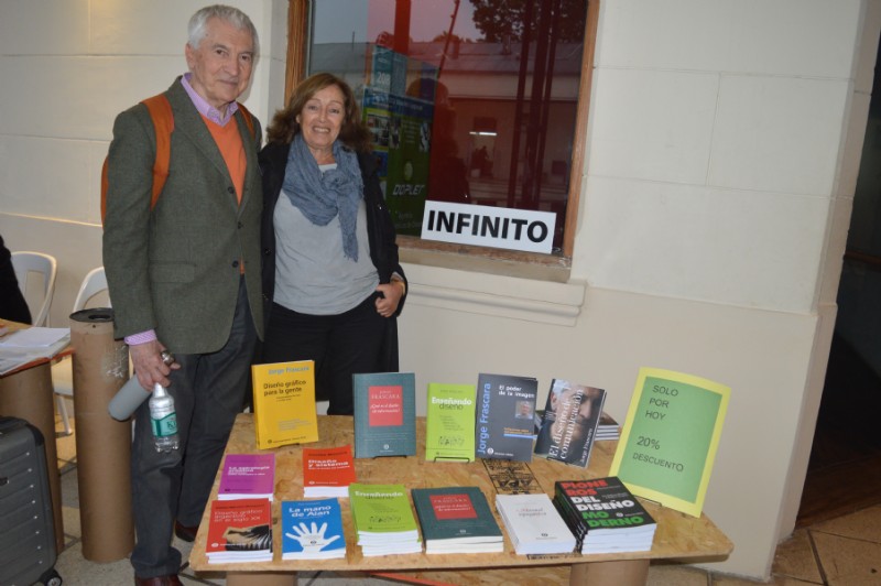 Cristina Lafiandra (Ediciones Infinito) con Jorge Frascara en su stand con los libros de investigación de diseño.Foto: Dopler Agencia de Noticias de Diseño. Todos los derechos reservados