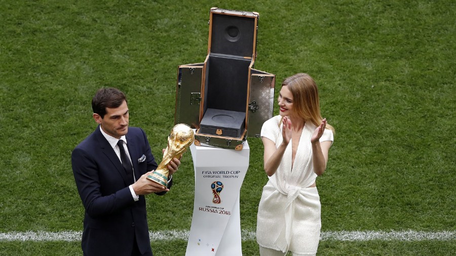 El arquero español Iker Casillas fue el encargado de presentar el trofeo junto a la modelo rusa Natalia Vodiónova. Foto Infobae