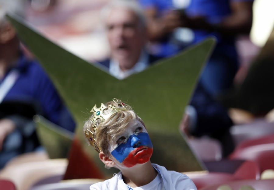 Un niño con la corona y el rostro pintado con la bandera rusa esperando el comienzo del primer partido del Mundial (AP Photo/Pavel Golovkin)