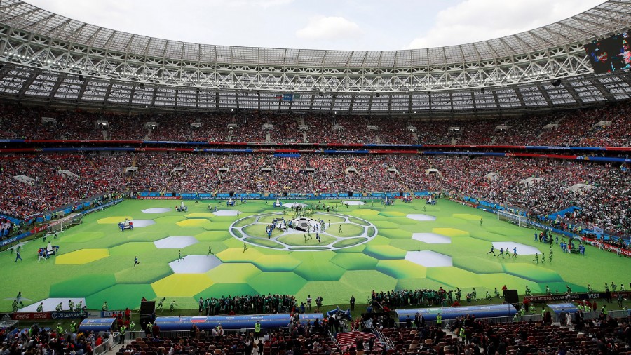 Luego de que los jugadores de Rusia y de Arabia Saudita terminaran los trabajos de calentamiento, el césped del estadio se modificó para hospedar la ceremonia de inauguración (REUTERS/Maxim Shemetov)