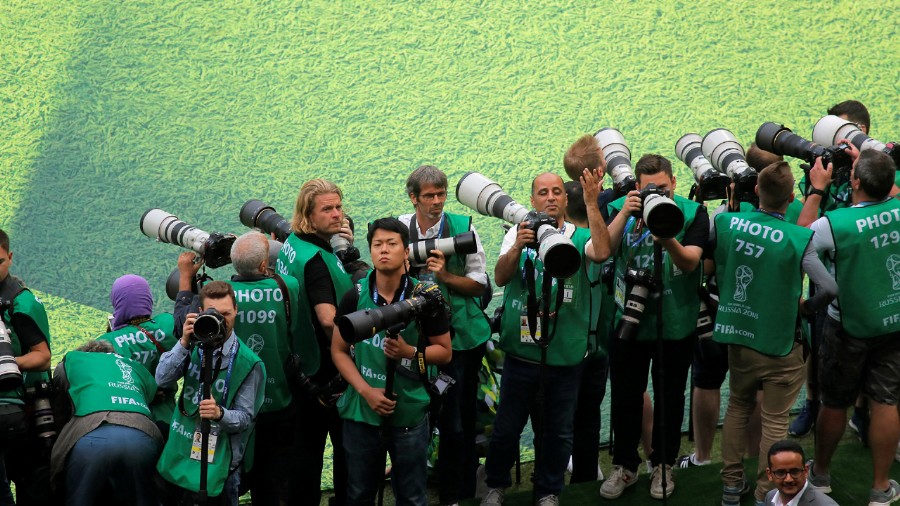 La fila de fotógrafos, mientras esperaban la llegada de los protagonistas de las ceremonia inaugural (REUTERS/Maxim Shemetov)