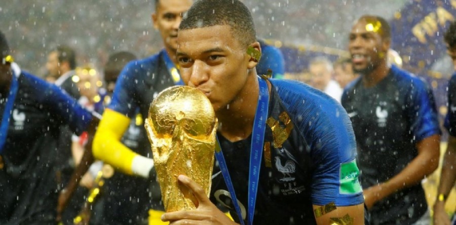 CAMPEONES! Kylian Mbappe celebra con el Trofeo de la copa del mundo la victoria. REUTERS/Kai Pfaffenbach home

