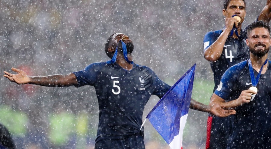 Samuel Umtiti celebra la victoria en la final de la copa del mundo frente a Croacia. (AP Photo/Petr David Josek