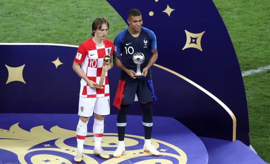 Luka Modric de Croacia y Kylian Mbappe de Francia, con sus premios individuales al final del partido final entre Francia y Croacia. (AP Photo / Thanassis Stavrakis