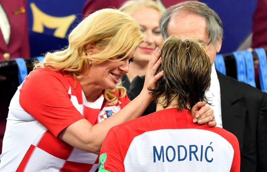 La Presidente Croata Kolinda Grabar-Kitarovic, junto al jugador Luka Modric. (AP Photo/Martin Meissner)

