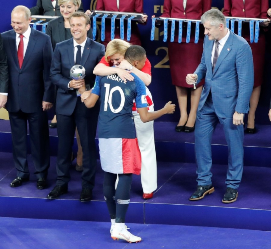 La Presidente croata Kolinda Grabar-Kitarovic saluda al jugador Frances Kylian Mbappe. (AP Photo/Frank Augstein)

