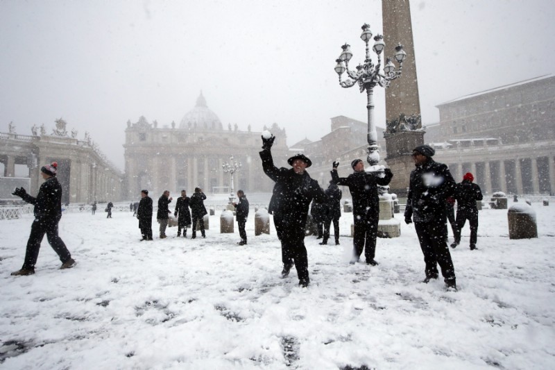 Guerra de bolas de nieve en la Plaza San Pedro. (AP/Alessandra Tarantino)