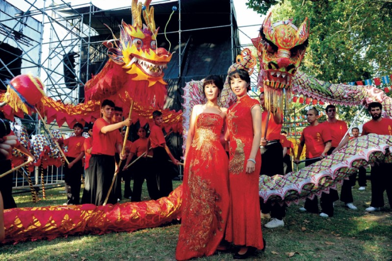 Lyla Peng, co-conductora del evento, y Angela Chung, anfitriona, posaron junto a los dragones. (Fotos: Fabián Mattiazzi y Télam.)