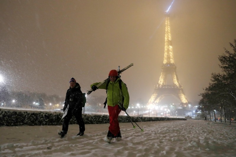 Dos personas con esquís cerca de la Tour Eiffel en París (REUTERS/Gonzalo Fuentes)