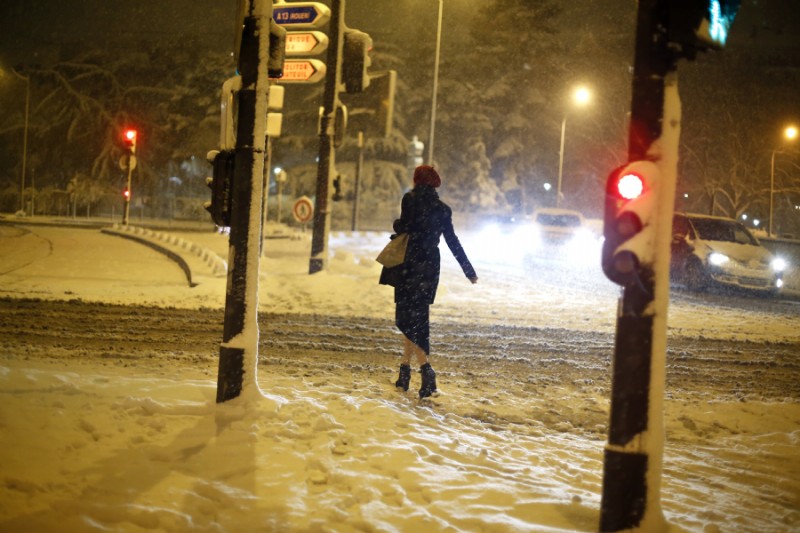 Una mujer camina en la nieve en París (AP/Thibault Camus)