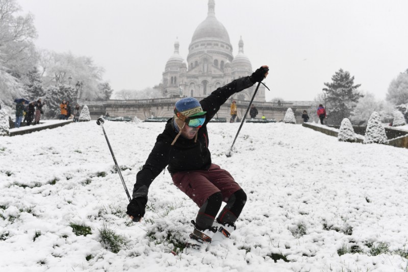 Un hombre esquía en la colina de Montmartre frente a la Basilique du Sacre-Coeur (AFP / ALAIN JOCARD)