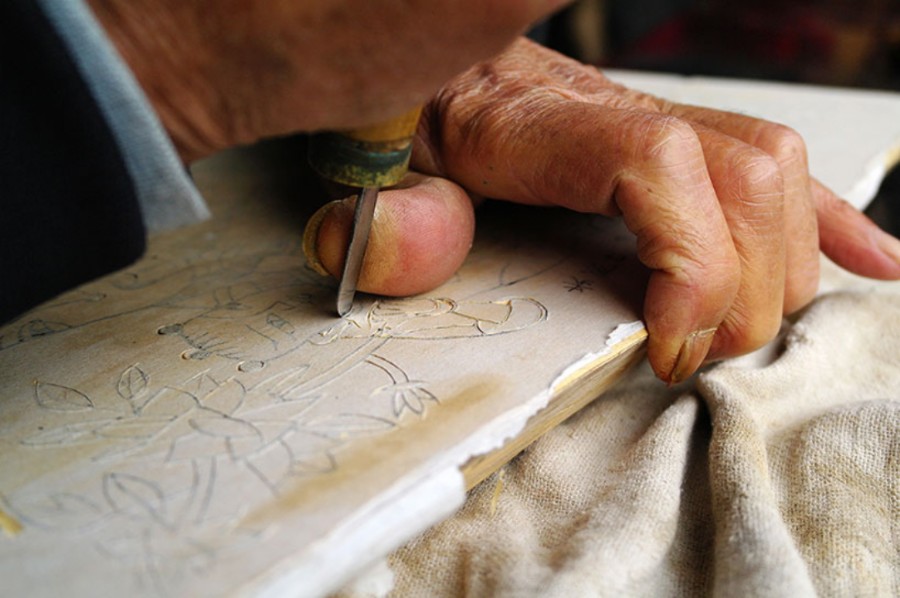 La elaboración de un dibujo consiste en una combinación de grabado e impresión en una tabla de madera que después se pinta manualmente.