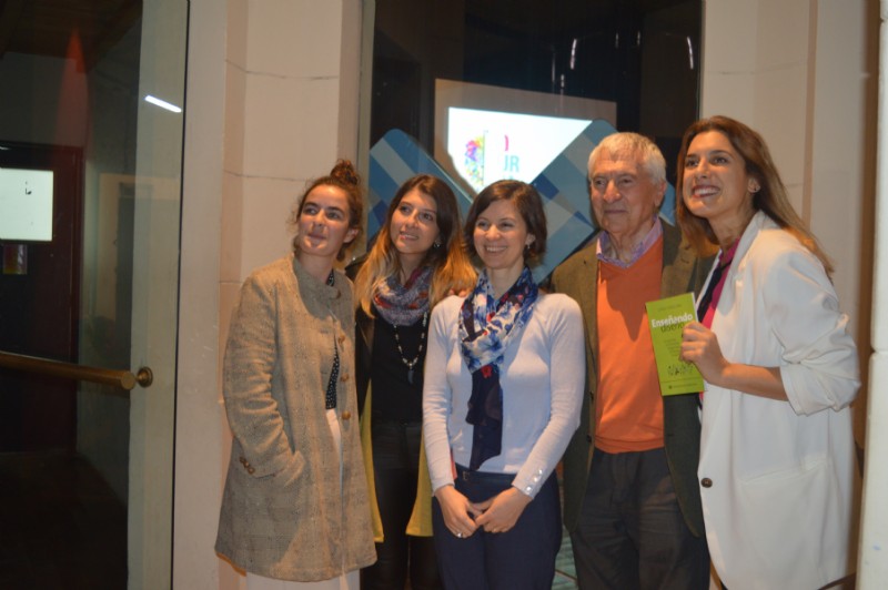 Las chicas Dam con Guillermina Nöel y Jorge Frascara. Foto Dopler Agencia de Noticias de Diseño. Todos los derechos reservados.