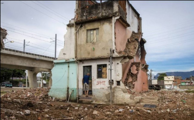 Destrucción. La construcción de los estadios provocó la demolición de zonas de viviendas. Tem Morador