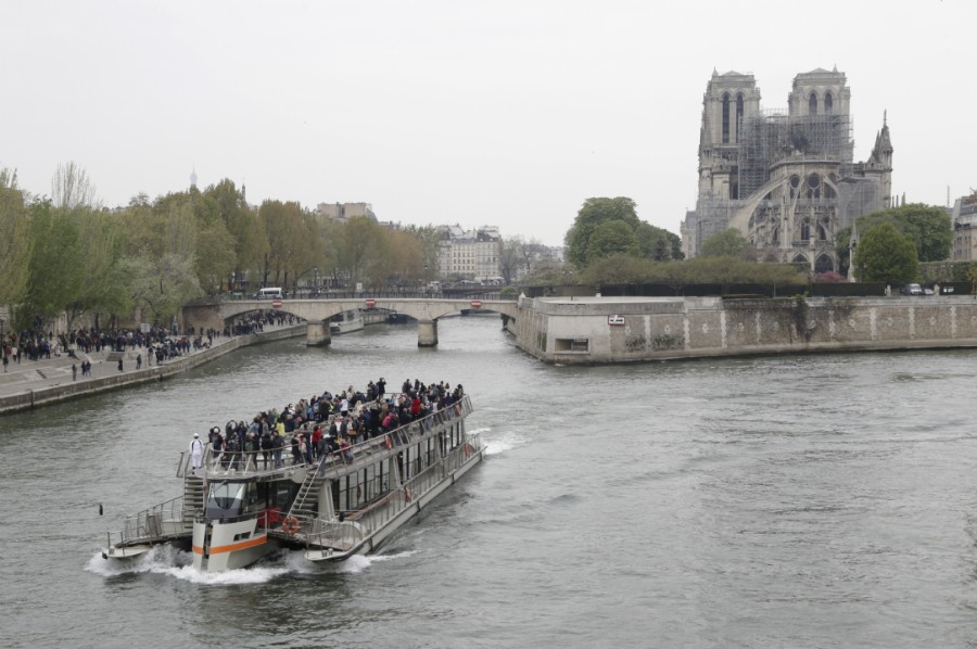 Turistas navegan por el Sena horas después del incendio
