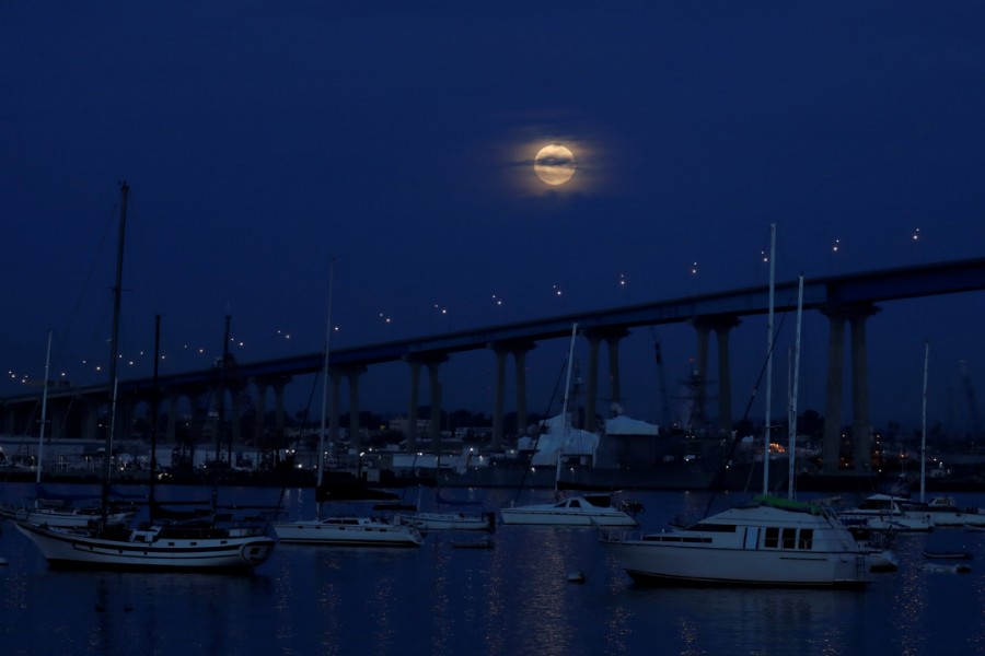 La luna sobre el puente Coronado Bridge antes del comienzo del eclipse en San Diego, California (REUTERS/Mike Blake)