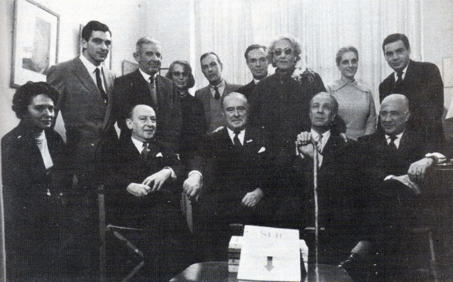 Victoria Ocampo posa junto al equipo de la revista, entre otros se ven Silvina Ocampo, Bioy Casares, Borges, Alicia Jurado y Enrique Pezzoni Foto Wikipedia