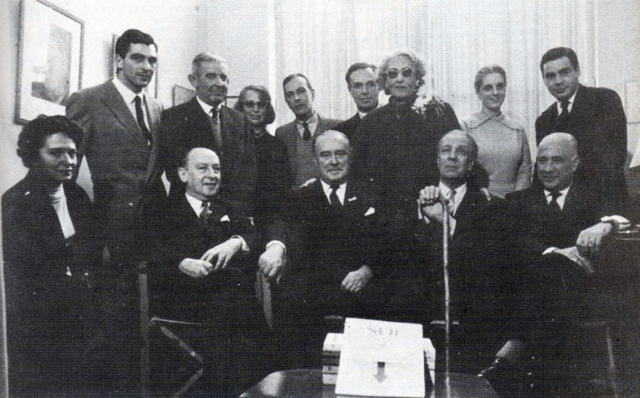 Victoria Ocampo posa junto al equipo de la revista, entre otros se ven Silvina Ocampo, Bioy Casares, Borges, Alicia Jurado y Enrique Pezzoni Foto Wikipedia