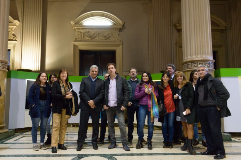 Foto grupal para Charly García tomada por Carlos Curell fotógrafo de la Cámara de Diputados de la Pcia. de Buenos Aires