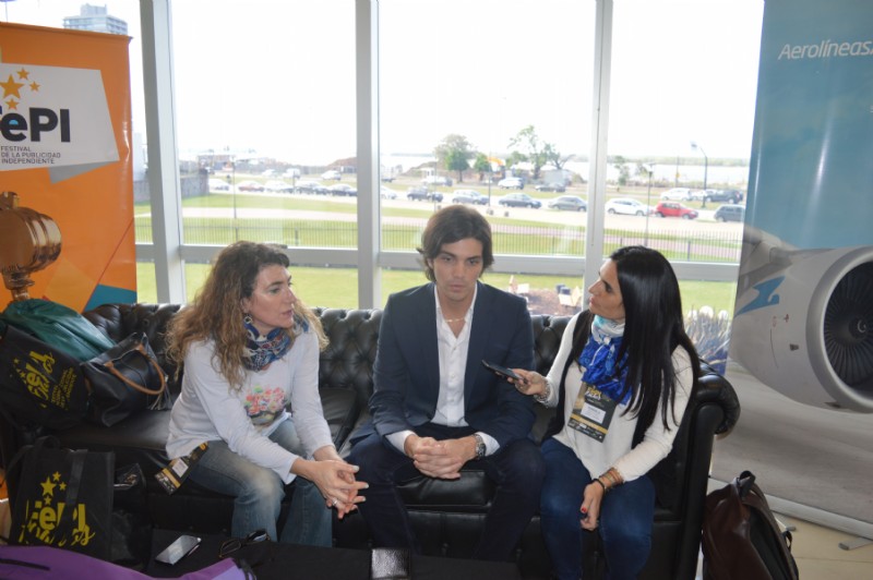 Adriana Da Costa, traductora de Felipe Pavani hablando con Mariela Lopazzo Directora de Dopler