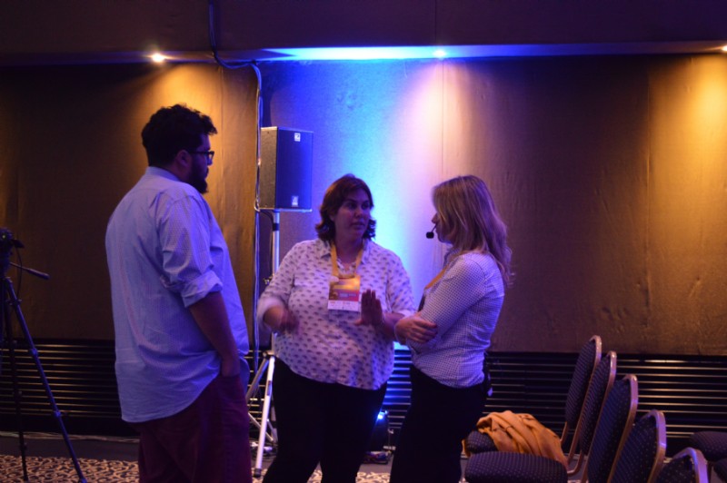 Gastón Figallo, Raquel García Haymes y Agustina Servente intercambiando opiniones de sus disertaciones.