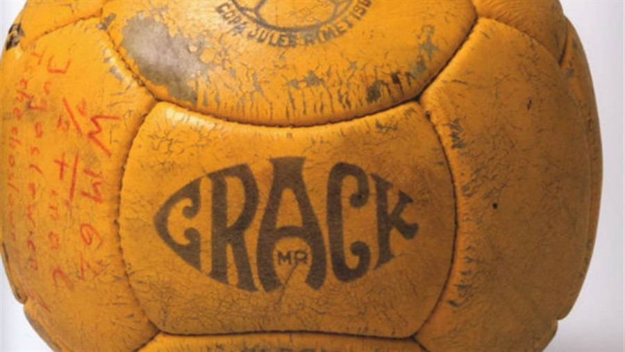 1962, Chile: en el Mundial de Chile se utilizó la Crack con un número mayor de paneles, así la pelota era más redonda que en las otras copas del mundo   Fuente: Archivo