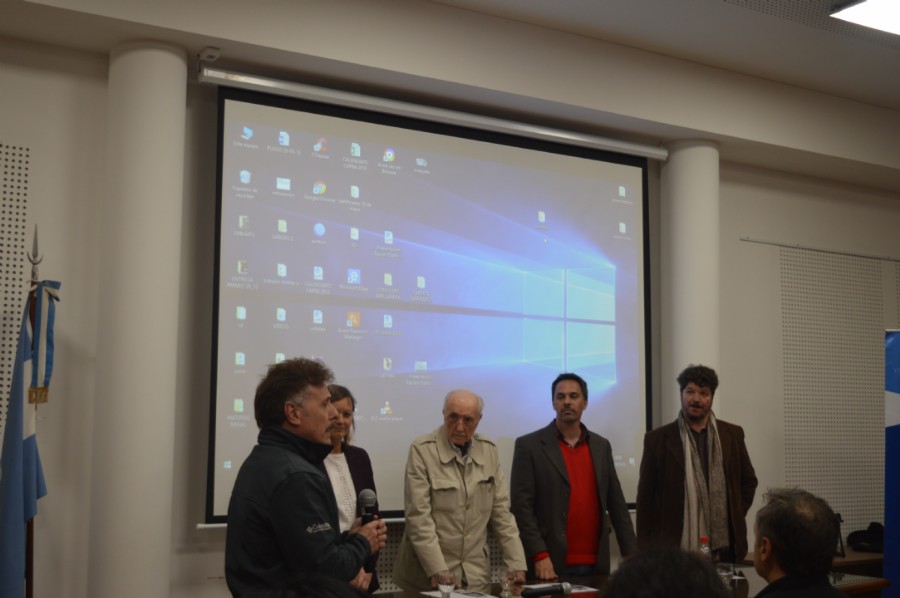 Mesa de disertantes antes de la proyección de los cortos y el largometraje