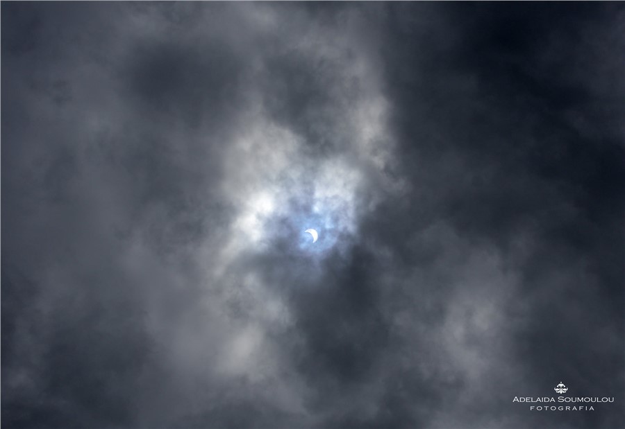 La bandera Argentina, el eclipse más nuestro que nunca. Foto: Adelaida Somoulou. Todos los derechos reservados